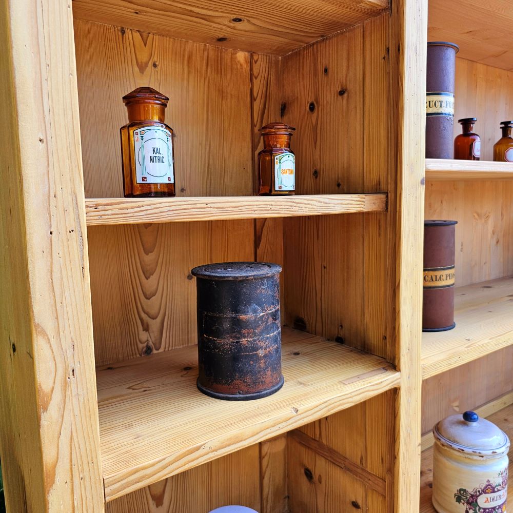 Alter Schubladenschrank Ladenschrank Apothekerschrank mit Aufsatz und Emaille Schilder 45 Schübe - 170