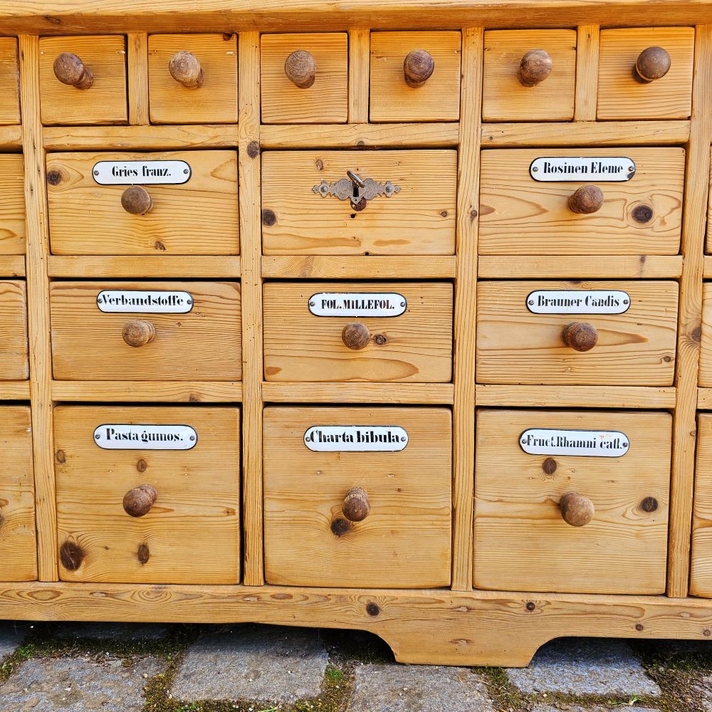 Alter Schubladenschrank Ladenschrank Apothekerschrank mit Aufsatz und Emaille Schilder 45 Schübe - 170