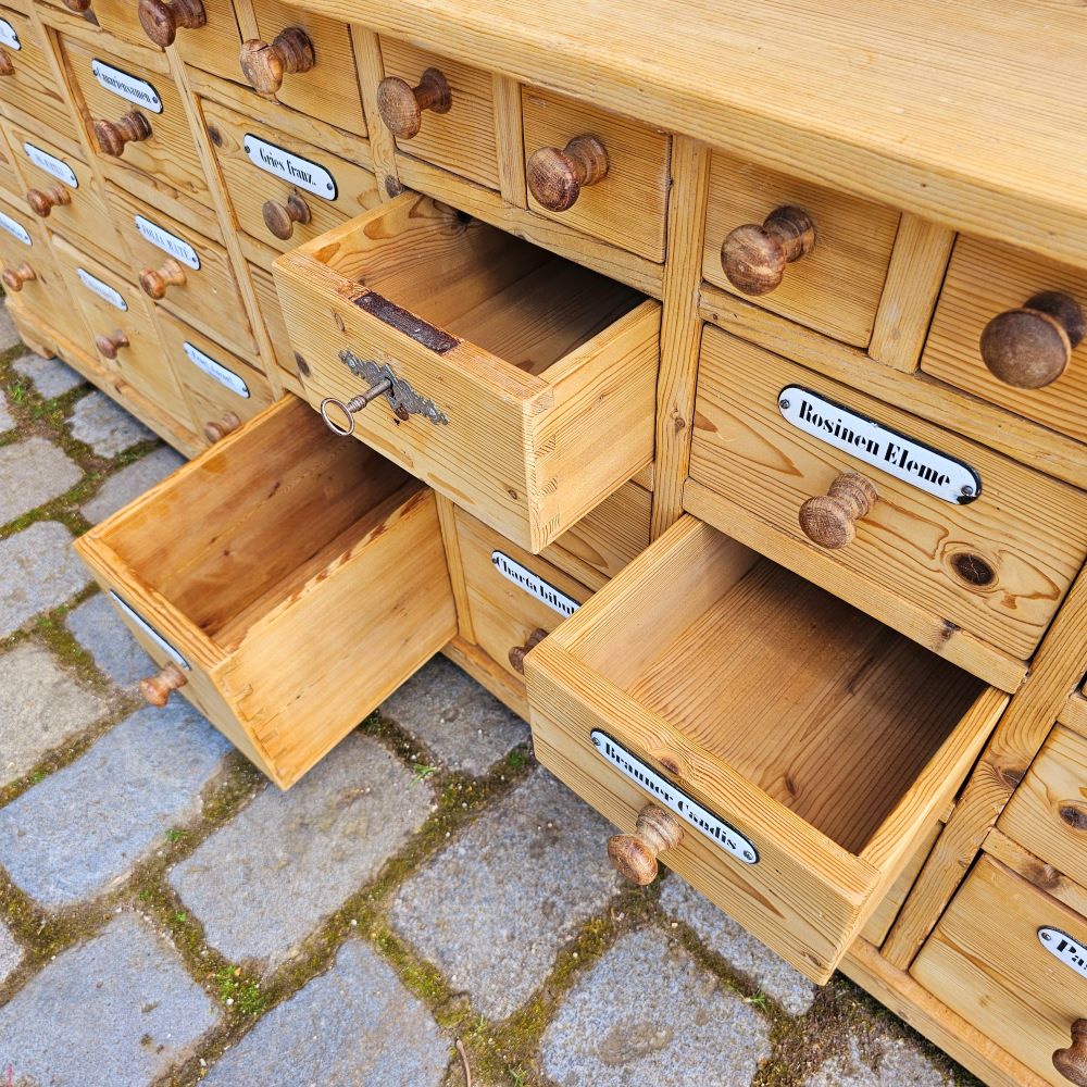 Alter Schubladenschrank Ladenschrank Apothekerschrank mit Aufsatz und Emaille Schilder 45 Schübe - 170