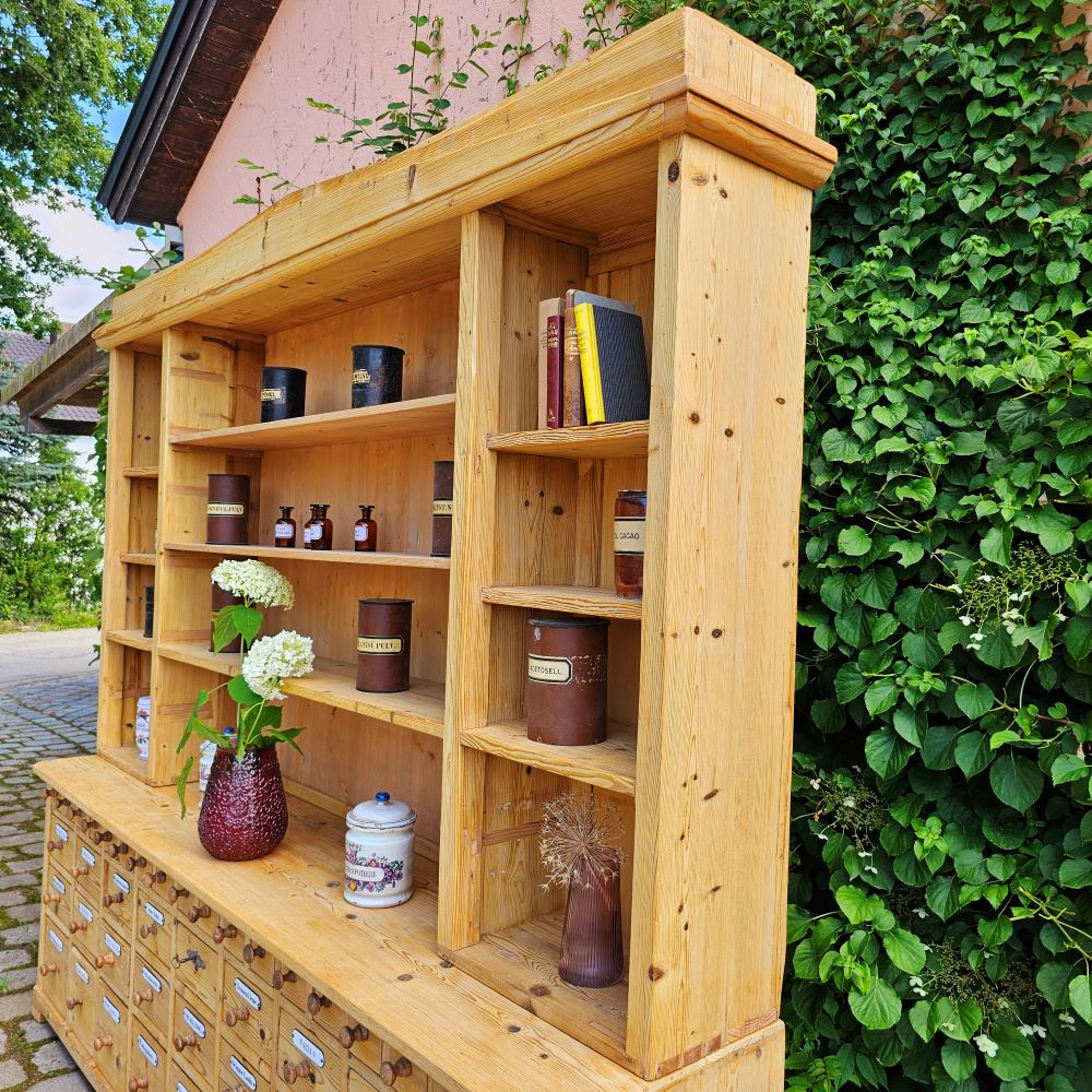 Alter Schubladenschrank Ladenschrank Apothekerschrank mit Aufsatz und Emaille Schilder 45 Schübe - 170