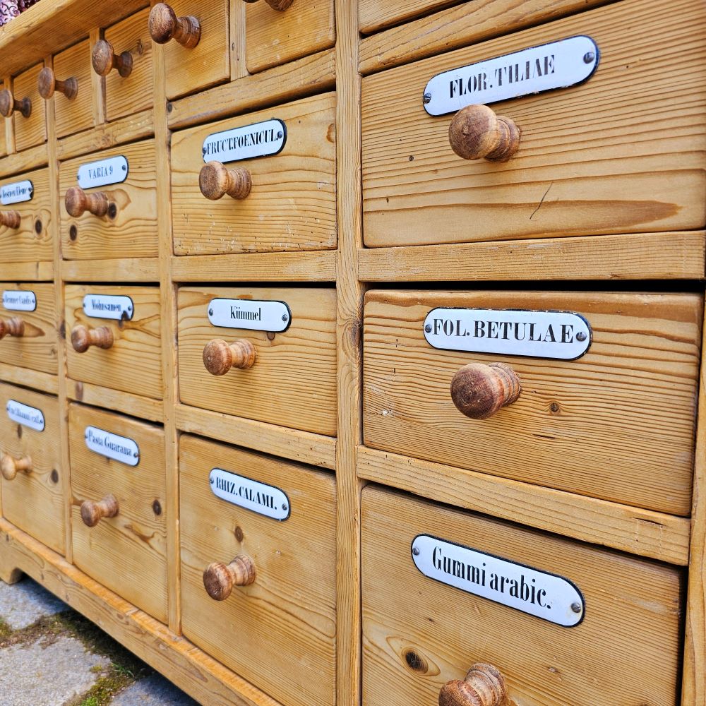 Alter Schubladenschrank Ladenschrank Apothekerschrank mit Aufsatz und Emaille Schilder 45 Schübe - 170